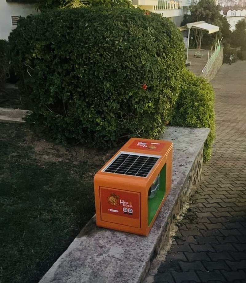 A HelpStreetCat feeding station in a pedestrian area in Alanya